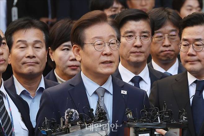 이재명 더불어민주당 대표가 15일 오후 서울 서초구 서울중앙지방법원에서 열린 공직선거법 위반 1심 선고 공판에서 징역 1년에 집행유예 2년을 선고 받은 뒤 법원을 나와 취재진 앞에서 입장을 밝히고 있다. ⓒ데일리안 홍금표 기자