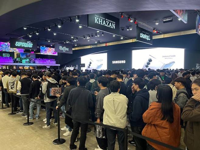 발 디딜 틈 없었던 넥슨 부스. 관람객들이 '퍼스트 버서커: 카잔'의 시연을 기다리고 있다. 이날 카잔 시연 대기 시간은 2~3시간을 웃돌았다.ⓒ데일리안 이주은 기자