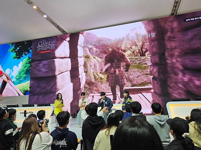 넷마블이 출품작 '왕좌의 게임: 킹스로드;에 대해 알아보는 코멘터리 쇼를 진행하고 있다.ⓒ데일리안 민단비 기자