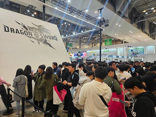웹젠 출품작 '드래곤소드' 시연을 기다리는 관람객들. 높은 수준의 그래픽과 타격감으로 시연해본 관람객들의 호평이 자자했다.ⓒ데일리안 민단비 기자