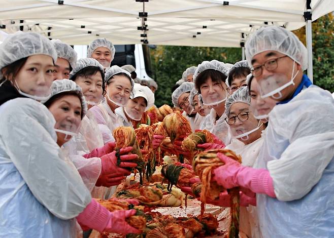 고려아연 및 계열사 서린정보기술 임직원들과 적십자봉사원이 동절기 취약계층에 전달할 김장김치를 담그고 있다. 고려아연