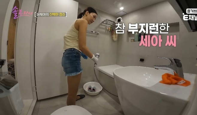 image.png 변기 덮개를 수건으로 닦아서 논란인 여배우