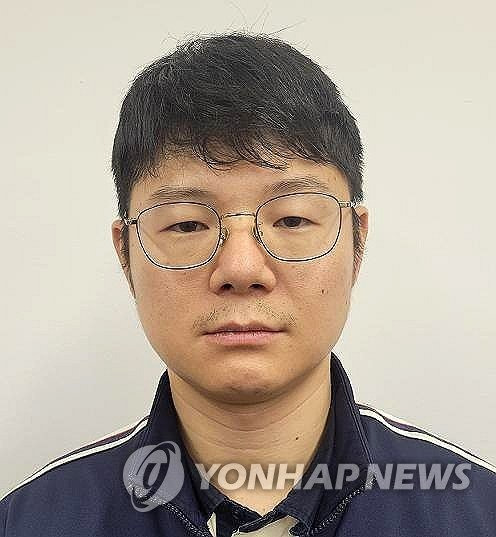 훼손 시신 북한강 유기한 양광준 신상공개 (춘천=연합뉴스) 강원경찰청이 함께 근무하던 여성 군무원을 살해한 뒤 시신을 훼손하고 화천군 북한강에 유기한 혐의를 받는 현역 군 장교 양광준(38)의 신상정보를 13일 공개했다. 2010년 신상정보 공개 제도 도입 이후 군인 신분의 피의자가 신상이 공개된 건 처음이다. 사진은 양광준의 머그샷. 2024.11.13 [강원경찰청 제공. 재판매 및 DB 금지] conanys@yna.co.kr (끝)