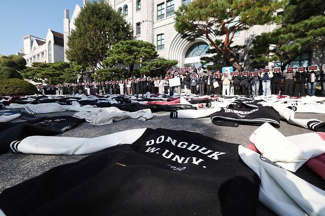 지난 12일 오전 서울 성북구 동덕여자대학교 본관 앞에 학교 쪽의 남녀공학 전환 논의를 규탄하는 학생들이 벗은 ‘과 점퍼’가 놓여 있다. 이날 학생들은 본관 앞에서 기자회견을 열어 학교 쪽에 ‘공학 전환 완전 철회’를 비롯해, 총장직선제 등을 촉구하며 수업 거부 및 시위 등을 이어갈 것이라 밝혔다. 신소영 기자 viator@hani.co.kr