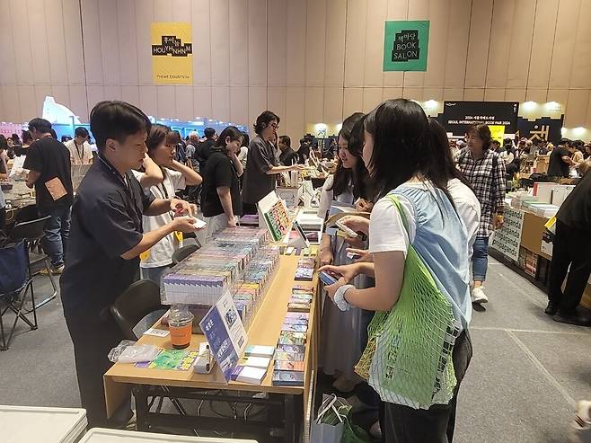 지난 6월 서울 강남구 코엑스에서 열린 ‘2024 서울국제도서전’에서 젊은 여성들이 시집을 살펴보고 있다. 양선아 기자