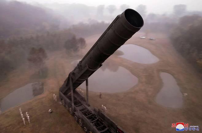 지난 10월31일 오전 신형 대륙간탄도미사일(ICBM) ‘화성포-19형\' 시험발사를 성공적으로 단행했다고 조선중앙통신이 지난 1일 보도했다. 조선중앙통신이 공개한 사진을 보면 이 미사일은 11축(좌우 11개씩 22개의 바퀴) 이동식 차량에서 발사됐다. 조선중앙통신 연합뉴스