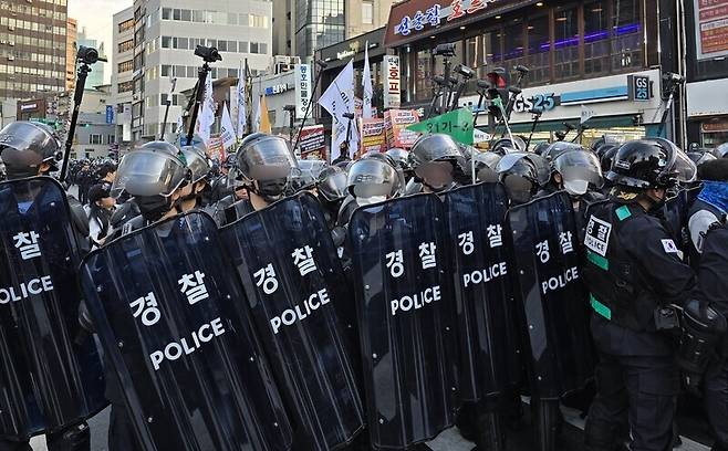 지난 9일 민주노총 등이 참여하는 윤석열정권퇴진운동본부(퇴진운동본부)가 진행한 ‘윤석열 정권 퇴진 1차 총궐기’(총궐기)에 전국장애인차별철폐연대(전장연)이 합류하려고 하자 경찰이 막는 모습. 김가윤 기자