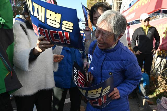 이재명 더불어민주당 대표가 15일 공직선거법 위반 혐의 1심 선고 공판에서 유죄를 선고받자 서초구 서울중앙지법 인근에서 한 지지자가 아쉬워하며 울고 있다. 박시몬 기자