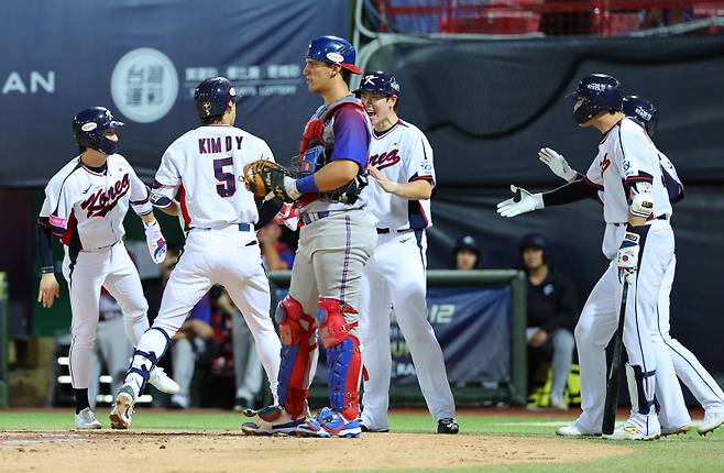 <yonhap photo-6244="">14일 오후 대만 타이베이 톈무야구장에서 열린 세계야구소프트볼연맹(WBSC) 프리미어12 2024 B조 조별리그 대한민국과 쿠바의 경기. 2회말 2사 만루에서 홈런을 친 김도영이 동료들과 기쁨을 나누고 있다. [연합뉴스]</yonhap>