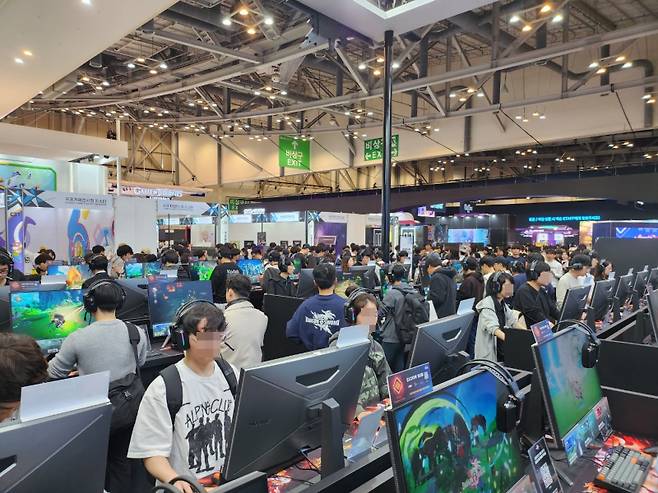 지스타 웹젠 시연 부스에서 '드래곤소드'를 체험 중인 관람객들. IS포토