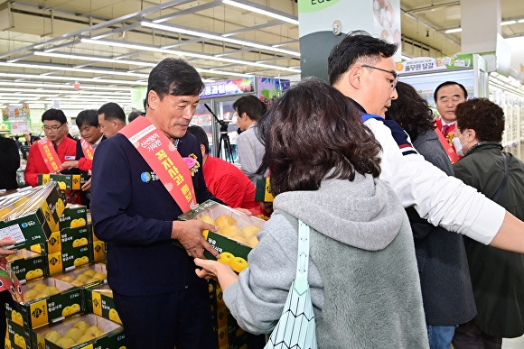 청송군이 수도권 농협 하나로마트에서 ‘대한민국 사과산업 대전환, 신선함이 가득한 꼭지사과 홍보 및 판매행사’를 갖고 있다. [사진=청송군청]