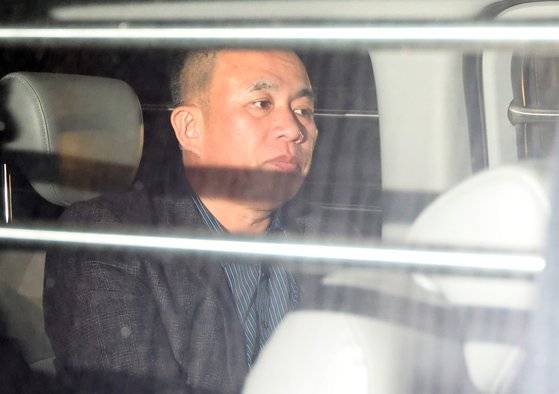 윤석열 대통령 부부의 공천 개입 의혹 관련 핵심 인물인 명태균씨가 14일 오후 창원지법에서 영장실질심사를 받고 창원교도소로 이동하고 있다. 송봉근 기자