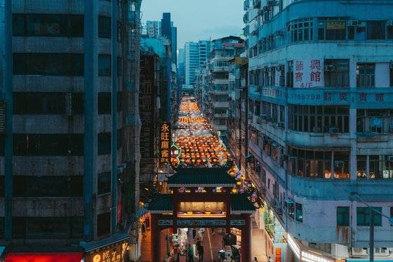 구룡반도 최대의 야시장이 서는 템플 스트리트. 홍콩 대표 길거리 음식을 내는 노점 32개가 골목을 따라 100m가량 줄지어 있다. 백종현 기자