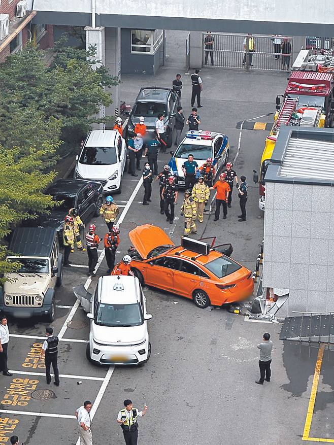 지난 7월 3일 오후 서울 중구 국립중앙의료원 응급실앞에서 70대 운전자가 몰던 택시가 돌진사고를 일으켜 3명이 다쳤다. 뉴스1