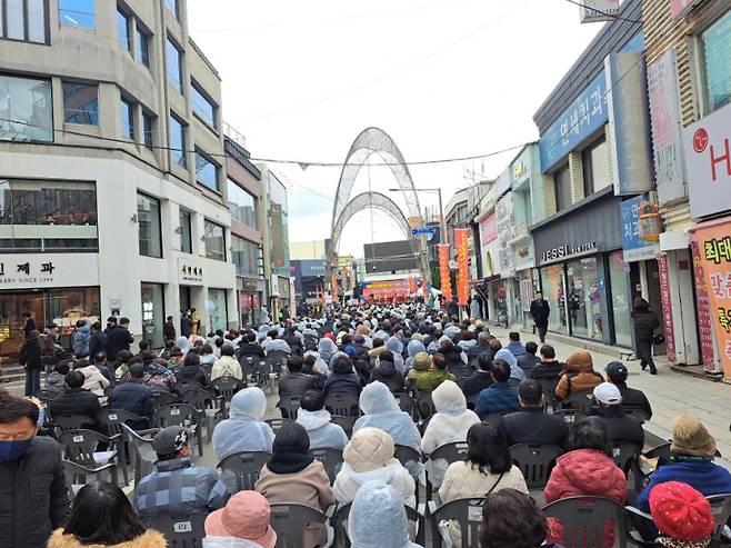 올해 3월7일 포스코지주사 본사·미래기술연구원 포항이전범시민대책위원회(범대위) 등 시민단체와 지역주민들이 총궐기 대회를 열고 포스코 미래기술연구원의 포항 중심 운영을 촉구하고 있다. 범대위&nbsp;