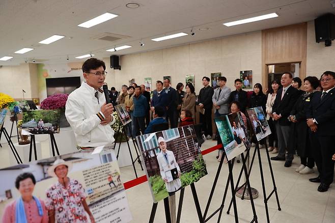 '문화600, 인생 한 컷 및 국화전시회'에서 김철우 군수가 개막 축사를 하고 있다. / 사진=보성군 제공