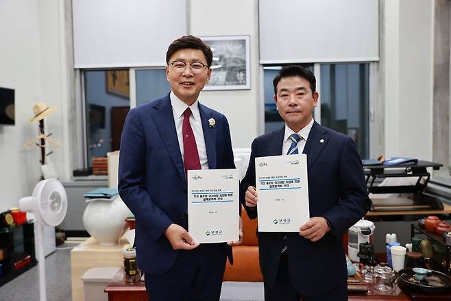 김철우 보성군수(왼쪽)가 국회 박정 예산결산위원장(오른쪽)을 만나 현안 국고사업을 건의했다. / 사진=보성군 제공