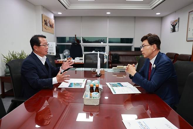 김철우 보성군수(오른쪽)가 국회 문금주 예결위원(왼쪽)을 만나 현안 국고사업을 건의하고 있다. / 사진=보성군 제공