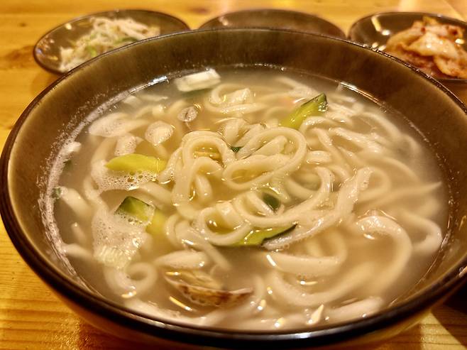 홍대 인근 한식집 ‘두리반’에서 먹은 담백하고 깔끔한 칼국수. 뒷줄 오른쪽부터 김치, 깍두기(착한 사람 눈에도 안 보임), 숙주나물