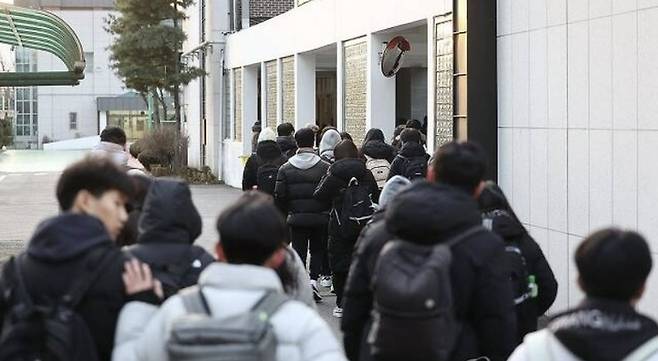 등교하는 학생들의 모습. 기사 이해를 돕기 위한 사진임. [사진 = 연합뉴스]