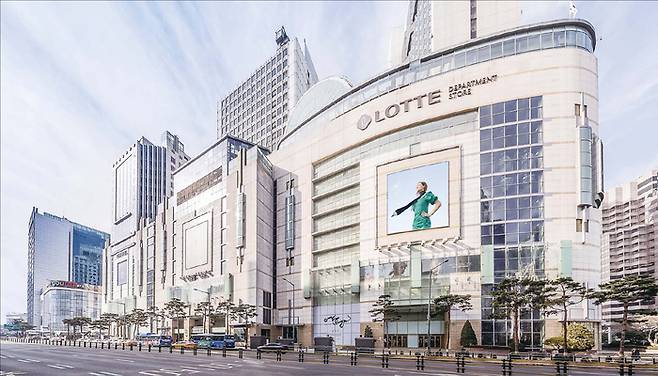 롯데그룹 부진이 길어지고 있다. 유통·화학 등 주력 사업이 부진에 허덕이는 가운데 악화한 현금 창출력 탓에 차입금 부담은 커진다. (롯데백화점 제공)