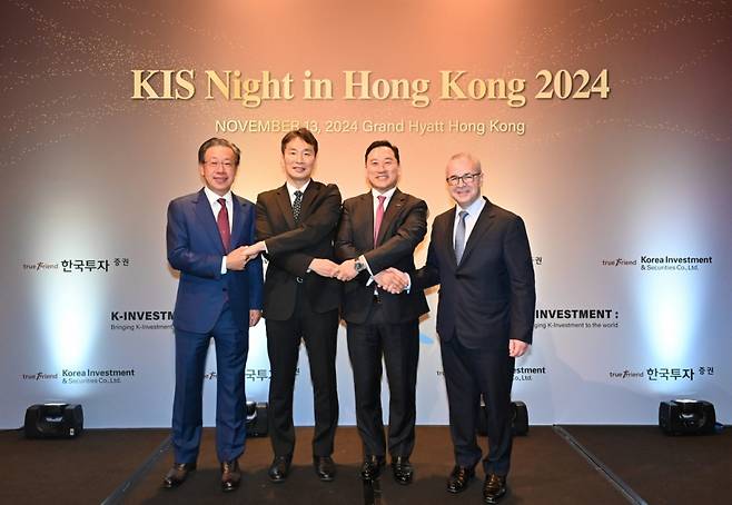 한국투자증권은 지난 13일 홍콩에서 IR행사 'KIS 나잇(KIS Night in Hongkong 2024)'을 개최했다.(왼쪽부터 엑스디 양 칼라일 아시아 회장, 이복현 금융감독원장, 김성환 한국투자증권 사장, 케빈 스니더 골드만삭스 아시아태평양본부 회장)/사진제공=한국투자증권