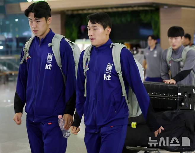 [인천공항=뉴시스] 김진아 기자 = 대한민국 남자 축구대표팀 이태석을 비롯한 선수들이 2026 북중미 월드컵 아시아지역 3차 예선 5~6차전을 치르기 위해 지난 10일 인천국제공항에서 쿠웨이트로 출국하고 있다. 2024.11.10. bluesoda@newsis.com