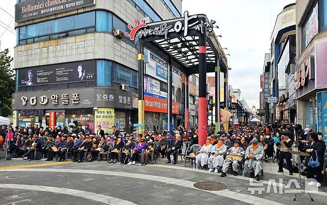 [포항=뉴시스] 송종욱 기자 = 15일 포항시 북구 육거리 중앙상가 길에서 포항 촉발 지진 7주기를 맞아 시민 300여명이 참석한 가운데 '재판 촉구 시민 궐기대회'가 열리고 있다. 2024.11.15. sjw@newsis.com