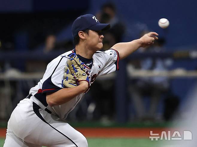 [서울=뉴시스] 정병혁 기자 = 6일 서울 구로구 고척스카이돔에서 2024 WBSC 프리미어12를 앞두고 열린 한국 야구대표팀과 상무의 연습경기, 5회말 상무로 출전한 대표팀 투수 곽도규가 역투하고 있다. 2024.11.06. jhope@newsis.com