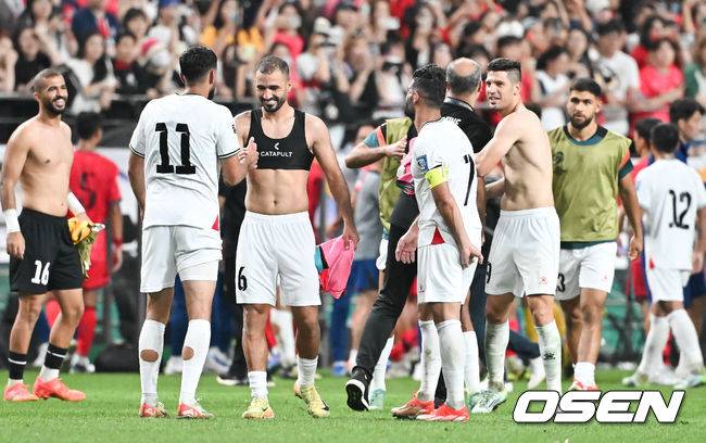 [OSEN=서울월드컵경기장, 박준형 기자]아쉽다, 골대 강타. 손흥민(32, 토트넘)의 결정적인 슈팅이 골대를 강타하면서 한국의 3차 예선 첫 경기는 다음을 기약하게 됐다.홍명보 감독이 이끄는 한국 축구 국가대표팀은 5일 오후 8시 서울월드컵경기장에서 열린 팔레스타인과 2026 국제축구연맹(FIFA) 북중미 월드컵 3차 예선 B조&nbsp;1차전을 치러 0-0 무승부를 거뒀다.&nbsp;경기종료 후 팔레스타인 선수들이 무승부에 기뻐하고 있다. 2024.09.04 / soul1014@osen.co.kr