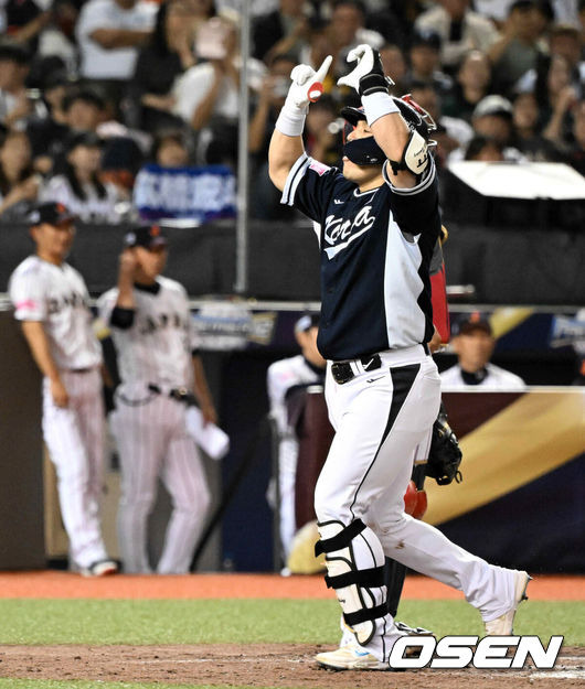 [OSEN=타이베이(대만), 이대선 기자] 15일 오후 대만 타이베이돔에서 세계야구소프트볼연맹(WBSC) 프리미어12 2024 B조 대한민국과 일본의 경기가 열렸다.대한민국은 3차전 선발투수로 최승용, 일본은 다카하시 히로토를 내세웠다.4회초 1사에서 대한민국 박동원이 동점 좌월 솔로포를 날리며 기뻐하고 있다. 2024.11.15 /sunday@osen.co.kr