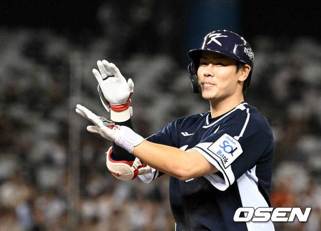 [OSEN=타이베이(대만), 이대선 기자] 15일 오후 대만 타이베이돔에서 세계야구소프트볼연맹(WBSC) 프리미어12 2024 B조 대한민국과 일본의 경기가 열렸다.대한민국은 3차전 선발투수로 최승용, 일본은 다카하시 히로토를 내세웠다.2회초 2사 1,3루에서 대한민국 홍창기가 선제 1타점 중전 적시타를 날리고 '아파트' 세리머니를 하고 있다. 2024.11.15 /sunday@osen.co.kr