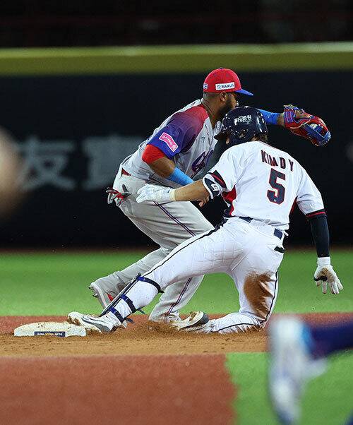 14일(현지시간) 오후 대만 타이베이시 톈무 야구장에서 열린 2024 WBSC 프리미어12 B조 예선 대한민국과 쿠바의 경기, 5회말 대한민국 공격 1사 상황에서 김도영이 2루타로 출루하고 있다. 뉴스1