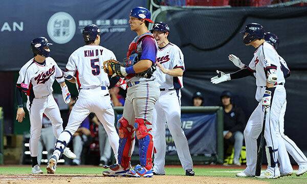 14일 오후 대만 타이베이 톈무야구장에서 열린 세계야구소프트볼연맹(WBSC) 프리미어12 2024 B조 조별리그 대한민국과 쿠바의 경기. 2회말 2사 만루에서 홈런을 친 김도영이 동료들과 기쁨을 나누고 있다. 연합뉴스