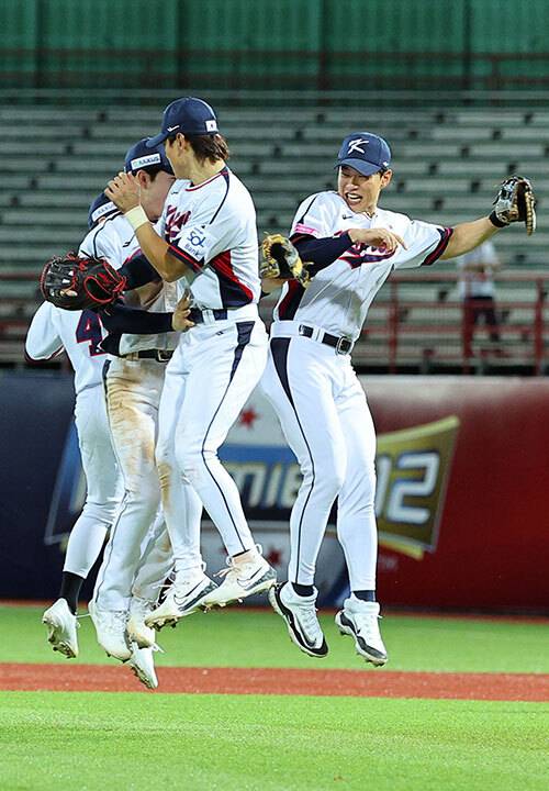 14일 오후 대만 타이베이 톈무야구장에서 열린 세계야구소프트볼연맹(WBSC) 프리미어12 2024 B조 조별리그 대한민국과 쿠바의 경기. 8-4로 승리를 거둔 대한민국 김도영, 송성문 등 선수들이 기쁨을 나누고 있다. 연합뉴스