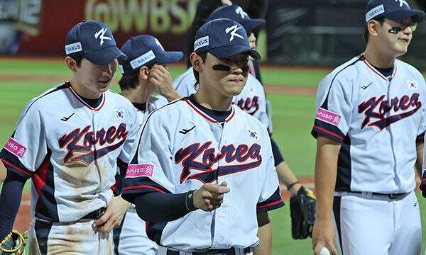 14일(현지시간) 오후 대만 타이베이시 톈무 야구장에서 열린 2024 WBSC 프리미어12 B조 예선 대한민국과 쿠바의 경기에서 8대 4.로 승리한 대한민국 김도영 등 선수들이 기뻐하며 경기장을 나서고 있다. 뉴스1