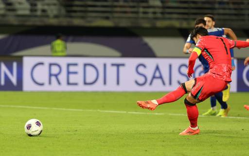 14일 오후(현지시간) 쿠웨이트 자베르 알 아흐메드 국제 경기장에서 열린 2026 북중미 월드컵 아시아지역 3차 예선 B조 5차전 한국과 쿠웨이트의 경기.&nbsp;한국 손흥민이 직접 얻은 페널티킥을 성공 시키고 있다. 뉴시스