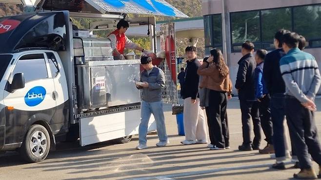 BBQ가 대한송유관공사 서울지사에서 행정안전부와 함께 ‘찾아가는 치킨릴레이’를 진행하고 있다. BBQ 제공