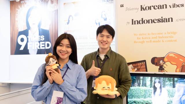 14일 인도네시아 자카르타에서 열린 K-박람회에서 참여한 오재환 neez.n의 대표와 인도네시아 현지 인플루언서가 서울경제와 인터뷰를 한 후 사진 촬영을 위해 포즈를 취하고 있다. 사진 제공=콘진원