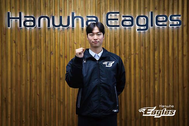 투수 엄상백이 11월8일 대전 중구 한화 이글스파크에서 한화 이글스와 FA 계약을 한 후 포즈를 취하고 있다. ⓒ한화이글스 제공