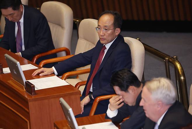 추경호 국민의힘 원내대표(왼쪽 두 번째)가 14일 오후 국회 본회의에서 굳은 표정으로 자리에 앉아 있다. ⓒ연합뉴스