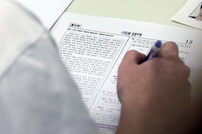  2025학년도 대학수학능력시험이 치러진 11월14일 오전 서울 서초구 반포고등학교에 마련된 고사장에서 수험생들이 시험을 준비하고 있다. ⓒ사진공동취재단