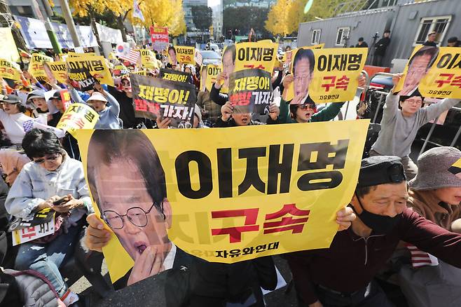 공직선거법상 허위사실 공표 혐의를 받는 더불어민주당 이재명 대표의 1심 선고 공판이 열리는 15일 오후 서울 서초구 서울중앙지방법원 인근에서 신자유연대 등 단체가 반대집회를 열고 있다. Ⓒ시사저널 박정훈