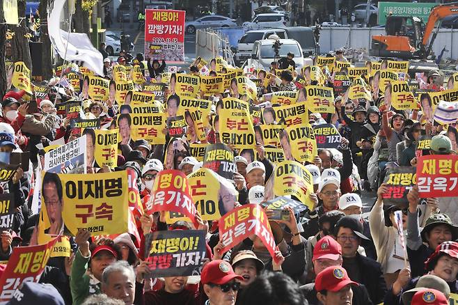 공직선거법상 허위사실 공표 혐의를 받는 더불어민주당 이재명 대표의 1심 선고 공판이 열리는 15일 오후 서울 서초구 서울중앙지방법원 인근에서 신자유연대 등 단체가 반대집회를 열고 있다. Ⓒ시사저널 박정훈