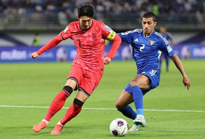 14일 오후(현지시간) 쿠웨이트 자베르 알 아흐메드 국제 경기장에서 열린 2026 북중미 월드컵 아시아지역 3차 예선 B조 5차전 한국과 쿠웨이트의 경기. 대한민국 손흥민이 드리블하고 있다. 2024.11.14 연합뉴스
