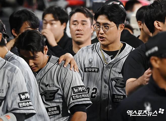 4일 오후 수원KT위즈파크에서 열린 '2024 신한 SOL Bank KBO리그' 한화 이글스와 KT 위즈의 경기, 한화 채은성이 더그아웃에서 선수들을 격려하고 있다. 엑스포츠뉴스DB