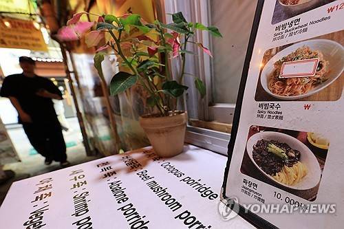 지난달 자장면·칼국수값 또 올라  (서울=연합뉴스) 신현우 기자 = '면플레이션'(면과 인플레이션 합성어·면 물가 상승) 현상이 지속되면서 지난달 서울 지역 자장면과 칼국수값이 또 올랐다.
    12일 한국소비자원 가격정보종합포털 '참가격'에 따르면 서울 기준 소비자가 많이 찾는 8개 외식 대표 메뉴 중 자장면은 지난 9월 7천308원에서 지난달 7천385원으로 77원(1.05%) 올랐다. 칼국수도 같은 기간 9천308원에서 9천385원으로 77원(0.82%) 비싸졌다. 사진은 서울 명동거리 한 식당 메뉴판. 2024.11.12