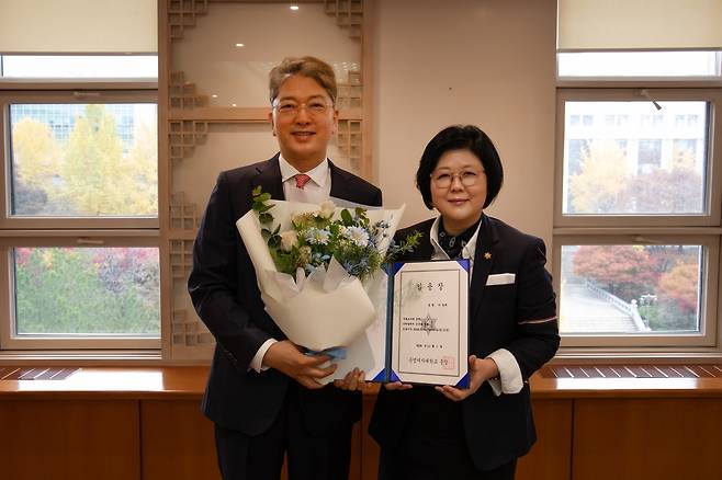 숙명여대, 이상규 전 LG전자 사장(왼쪽) 석좌교수로 임용 [숙명여대 제공. 재판매 및 DB 금지]