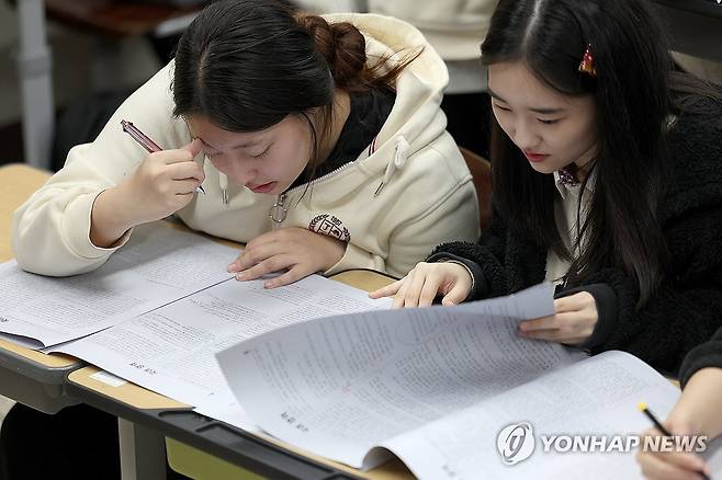 '수능 끝, 점수 확인' (대구=연합뉴스) 윤관식 기자 = 2025학년도 대학수학능력시험 다음날인 15일 대구 수성구 정화여자고등학교 3학년 교실에서 수험생들이 가채점하고 있다. 2024.11.15 psik@yna.co.kr