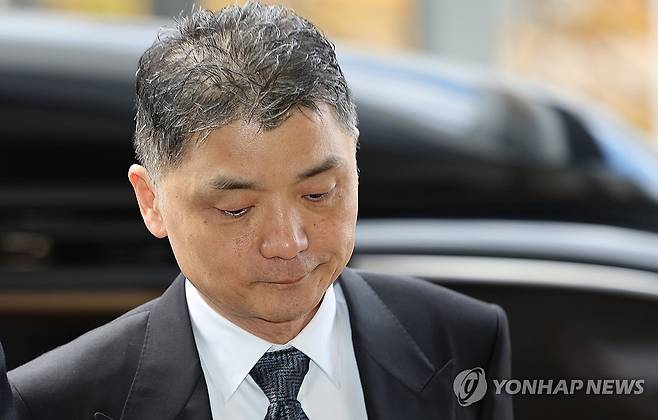 공판 출석하는 김범수 위원장 (서울=연합뉴스) 김도훈 기자 = 자본시장법 위반 혐의로 구속됐다가 보석으로 풀려난 김범수 카카오 경영쇄신위원장이 15일 오전 서울 양천구 서울남부지법에서 열린 공판에 출석하고 있다.
    김 위원장은 SM엔터인먼트 인수과정에서 경쟁사 하이브의 공개매수를 방해하기 위해 SM엔터 주가 시세를 조종한 혐의를 받고 있고 있다. 2024.11.15 superdoo82@yna.co.kr